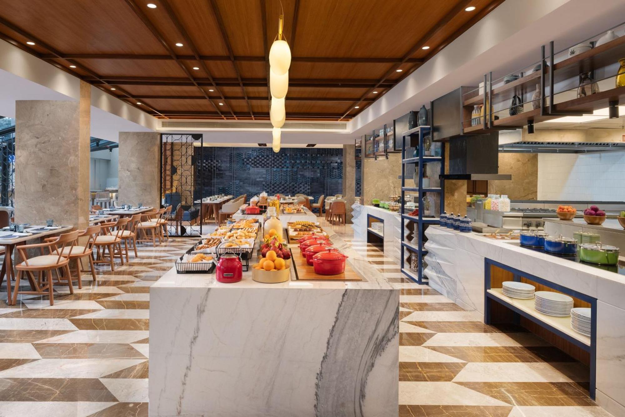 Courtyard By Marriott Goa Colva Hotell Exteriör bild