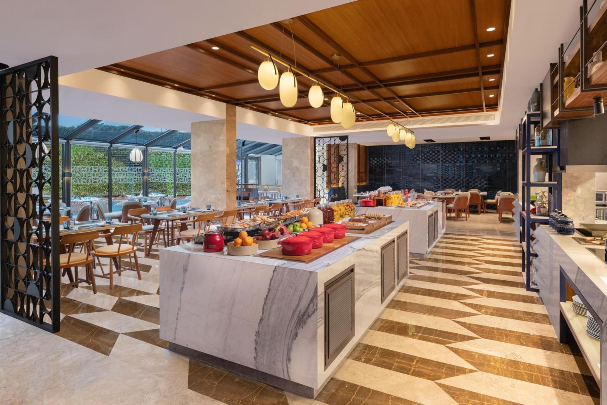 Courtyard By Marriott Goa Colva Hotell Exteriör bild