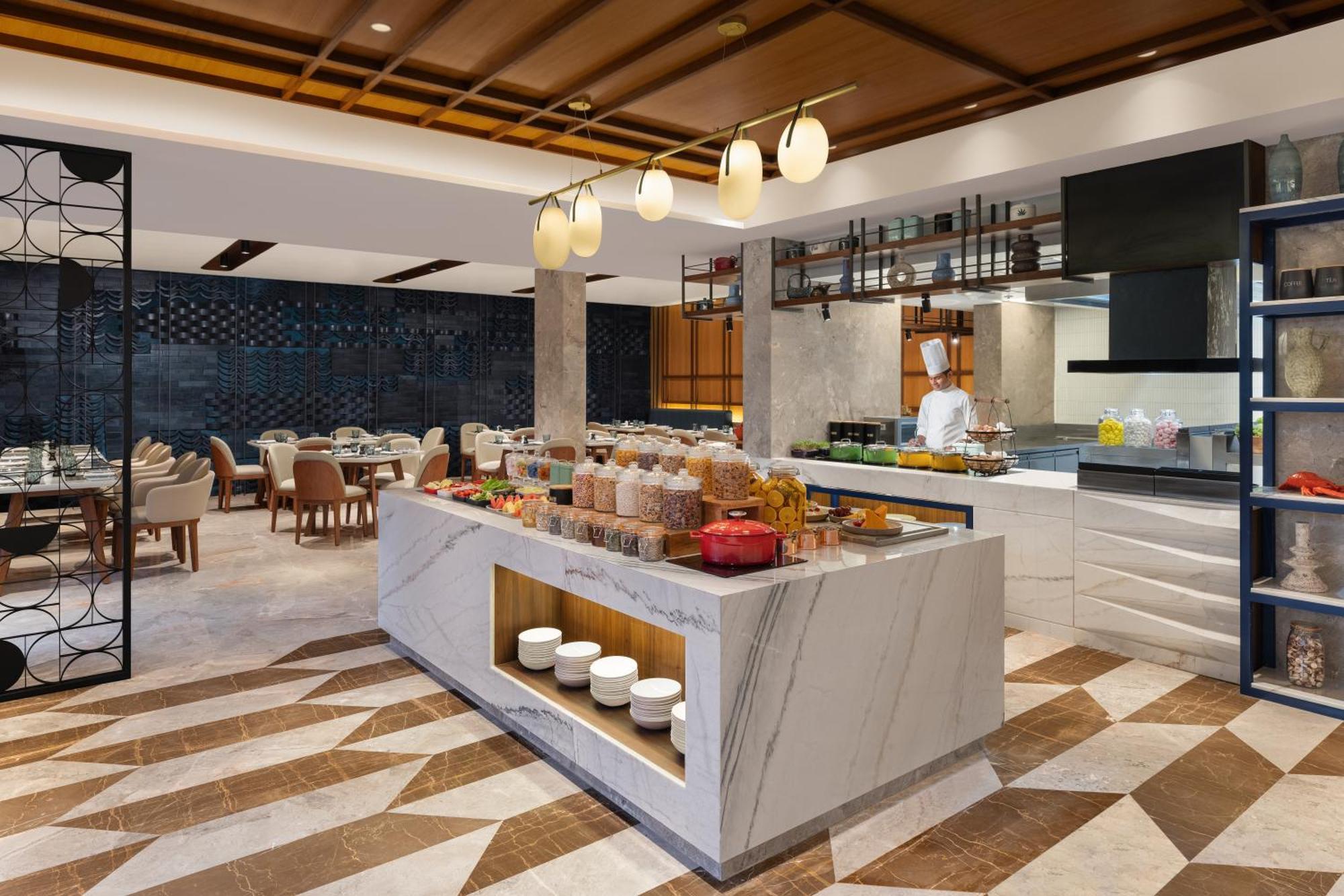 Courtyard By Marriott Goa Colva Hotell Exteriör bild