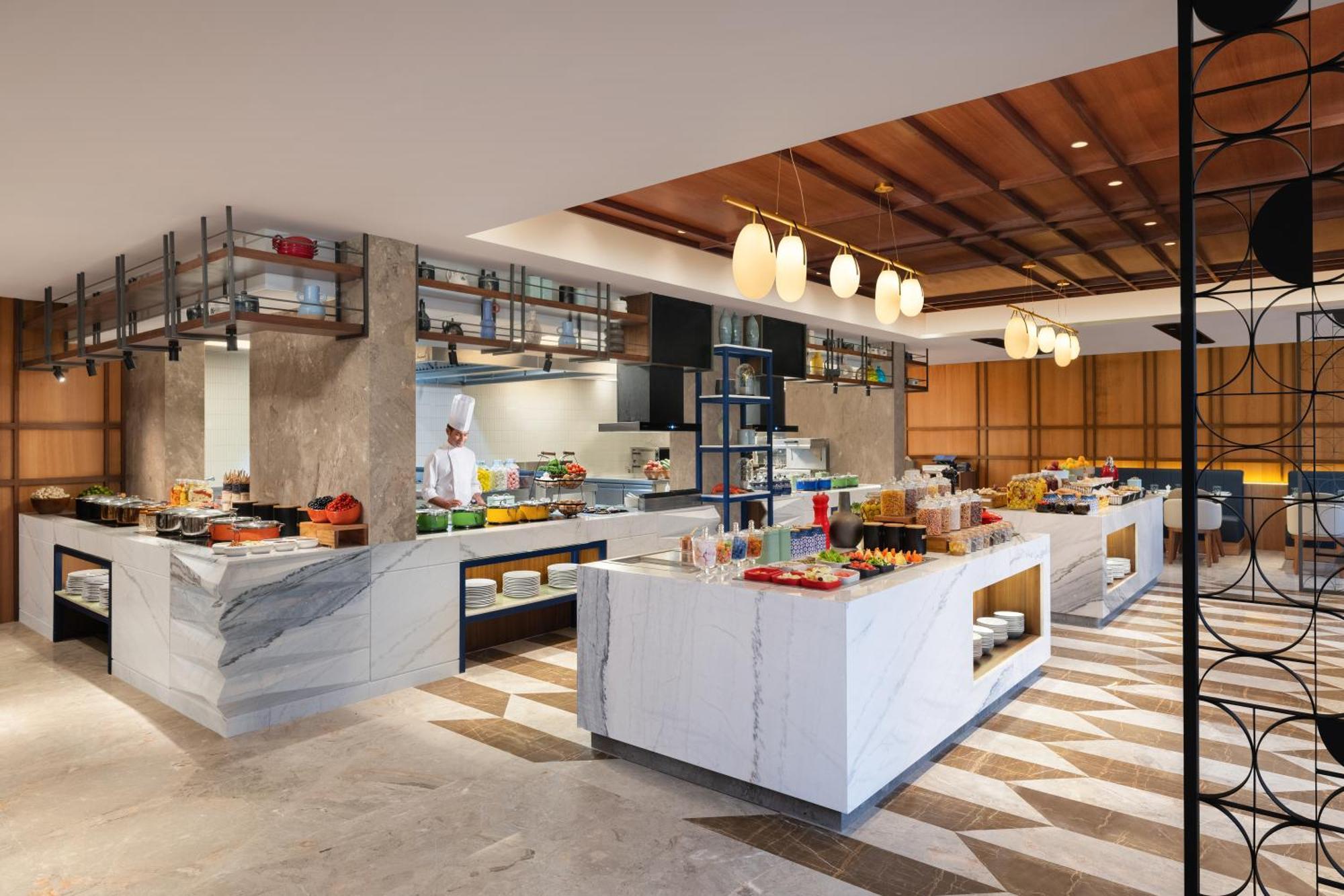 Courtyard By Marriott Goa Colva Hotell Exteriör bild