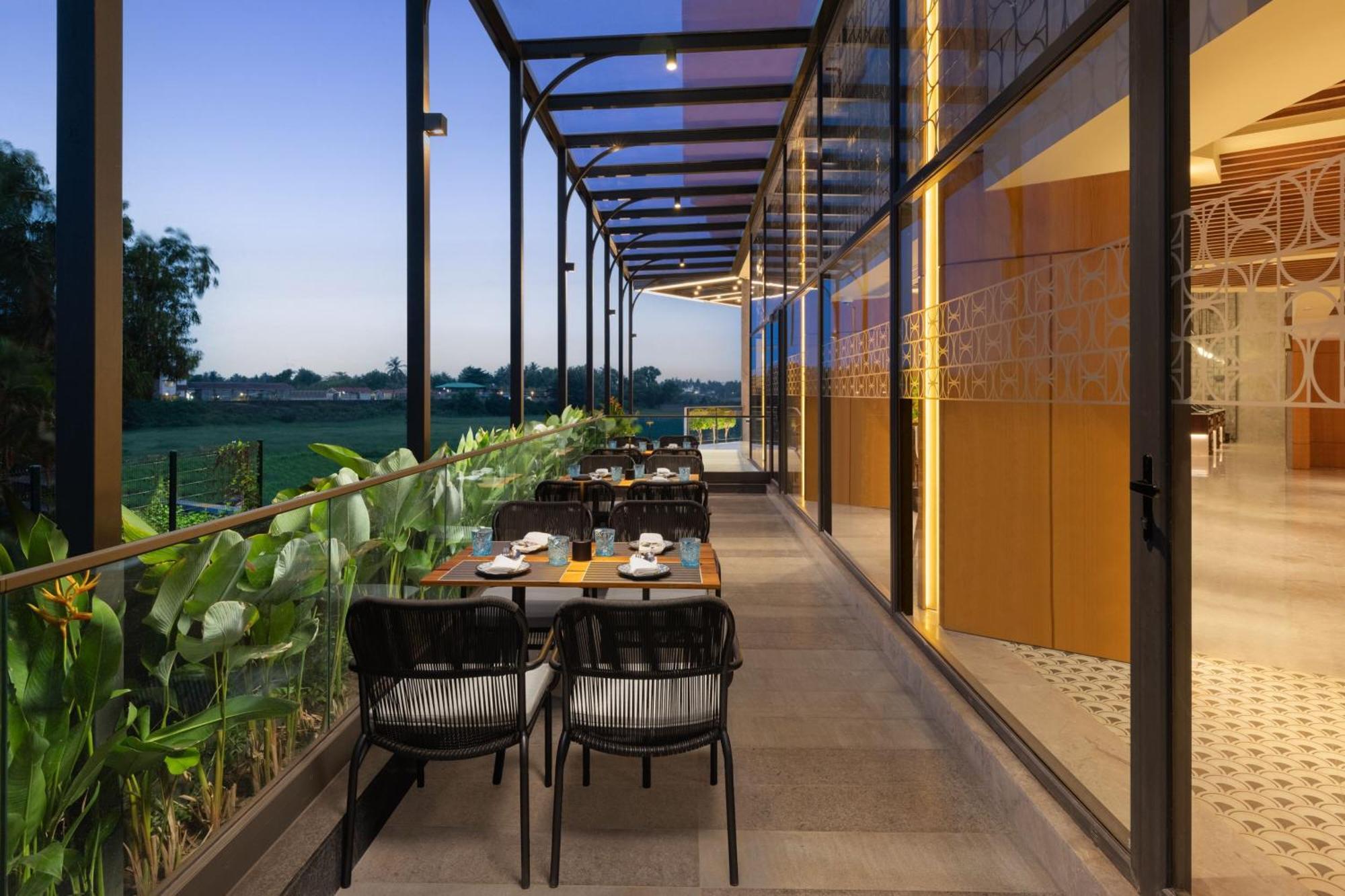 Courtyard By Marriott Goa Colva Hotell Exteriör bild