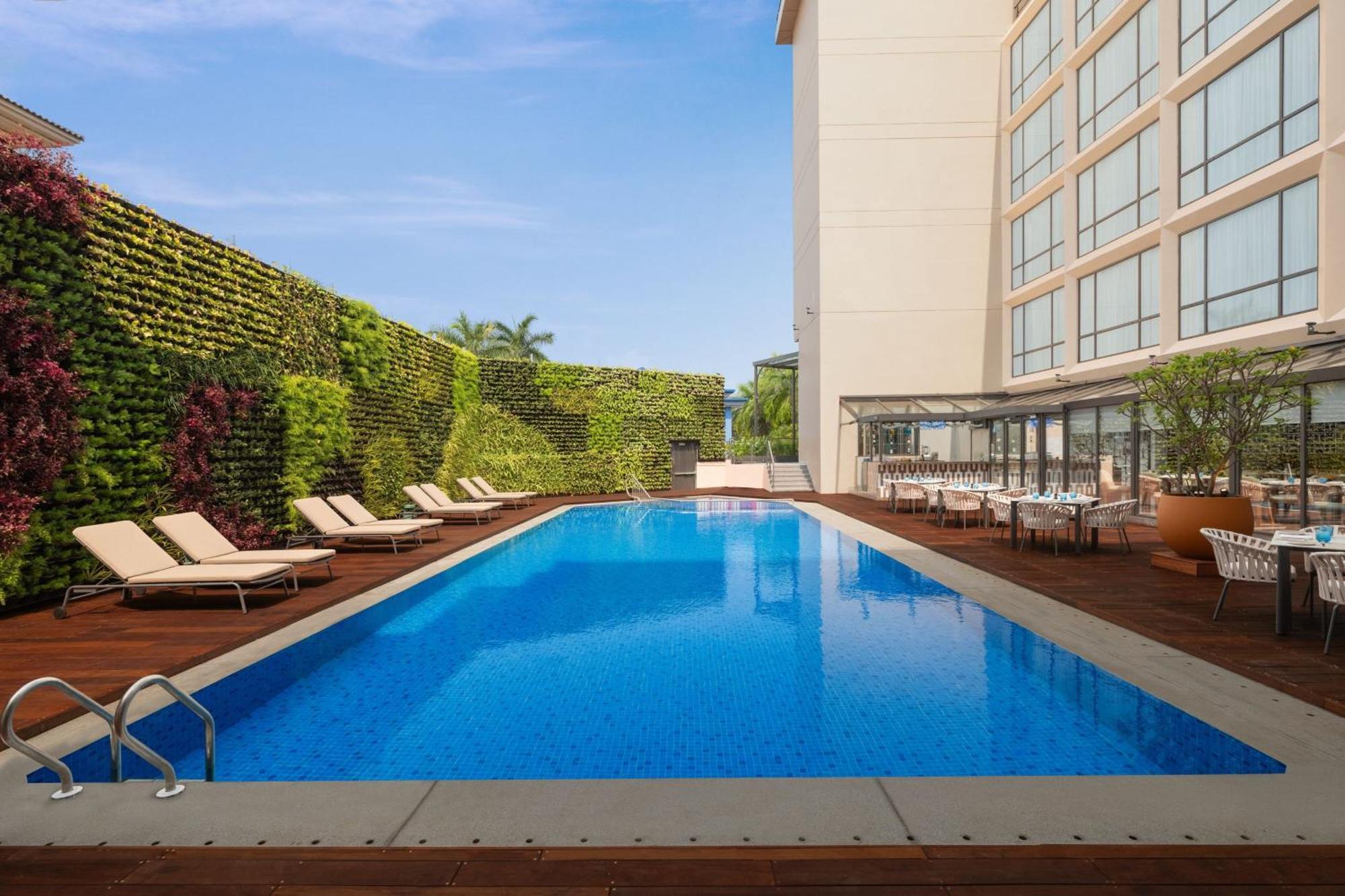 Courtyard By Marriott Goa Colva Hotell Exteriör bild