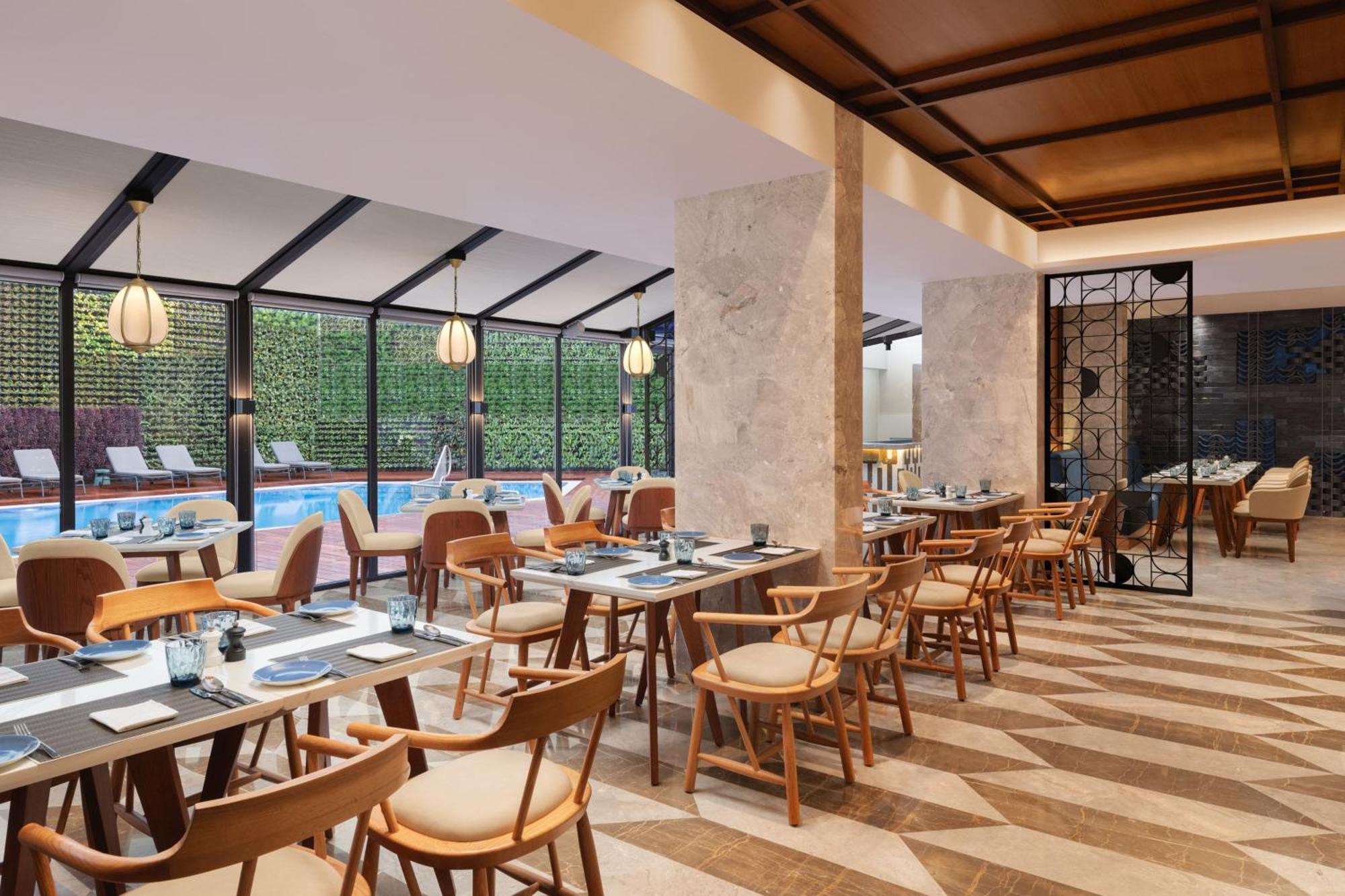 Courtyard By Marriott Goa Colva Hotell Exteriör bild