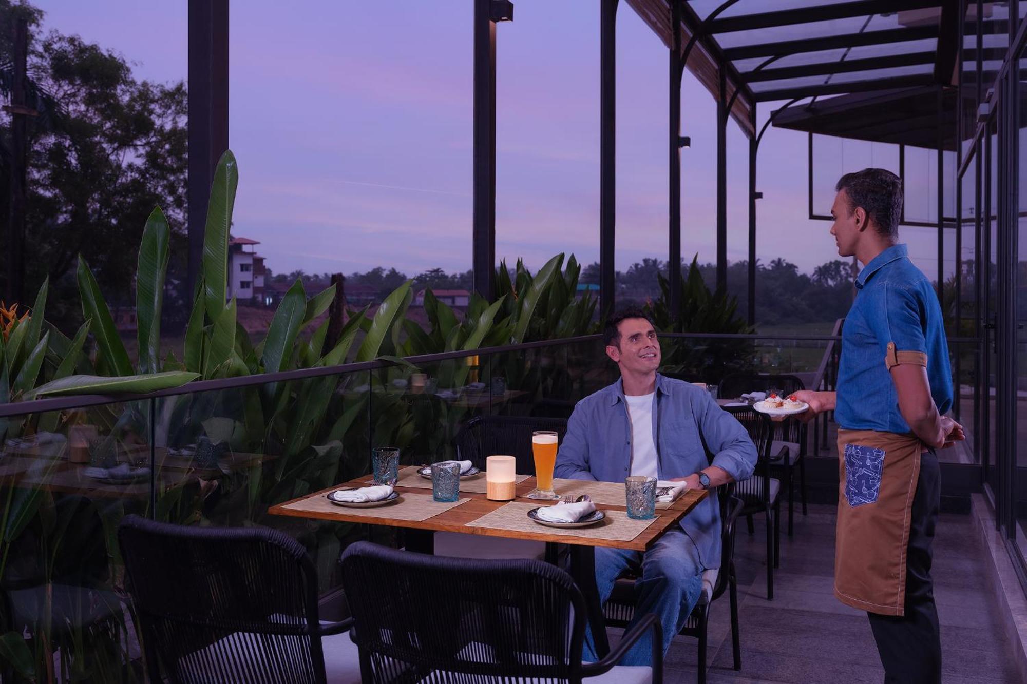 Courtyard By Marriott Goa Colva Hotell Exteriör bild